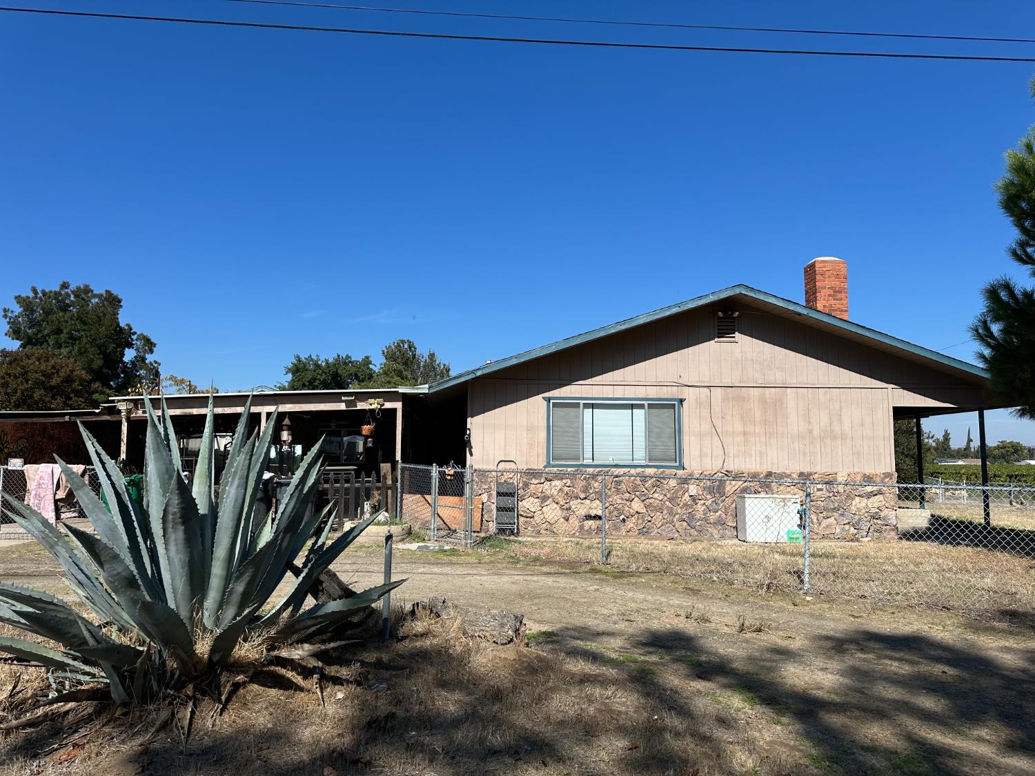 256 W Clayton Ave