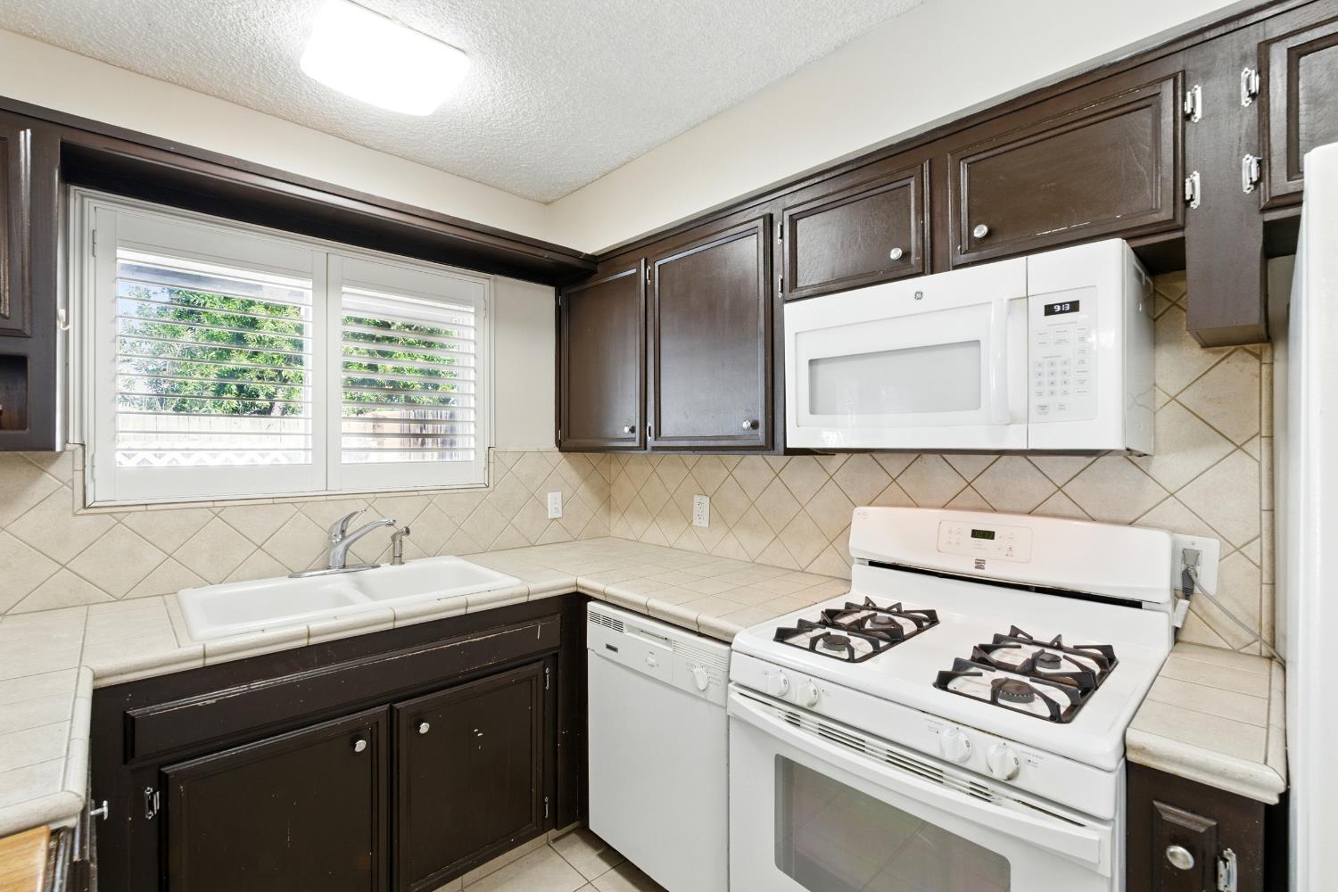 4849 N 7Th St #E, Fresno, CA 93726