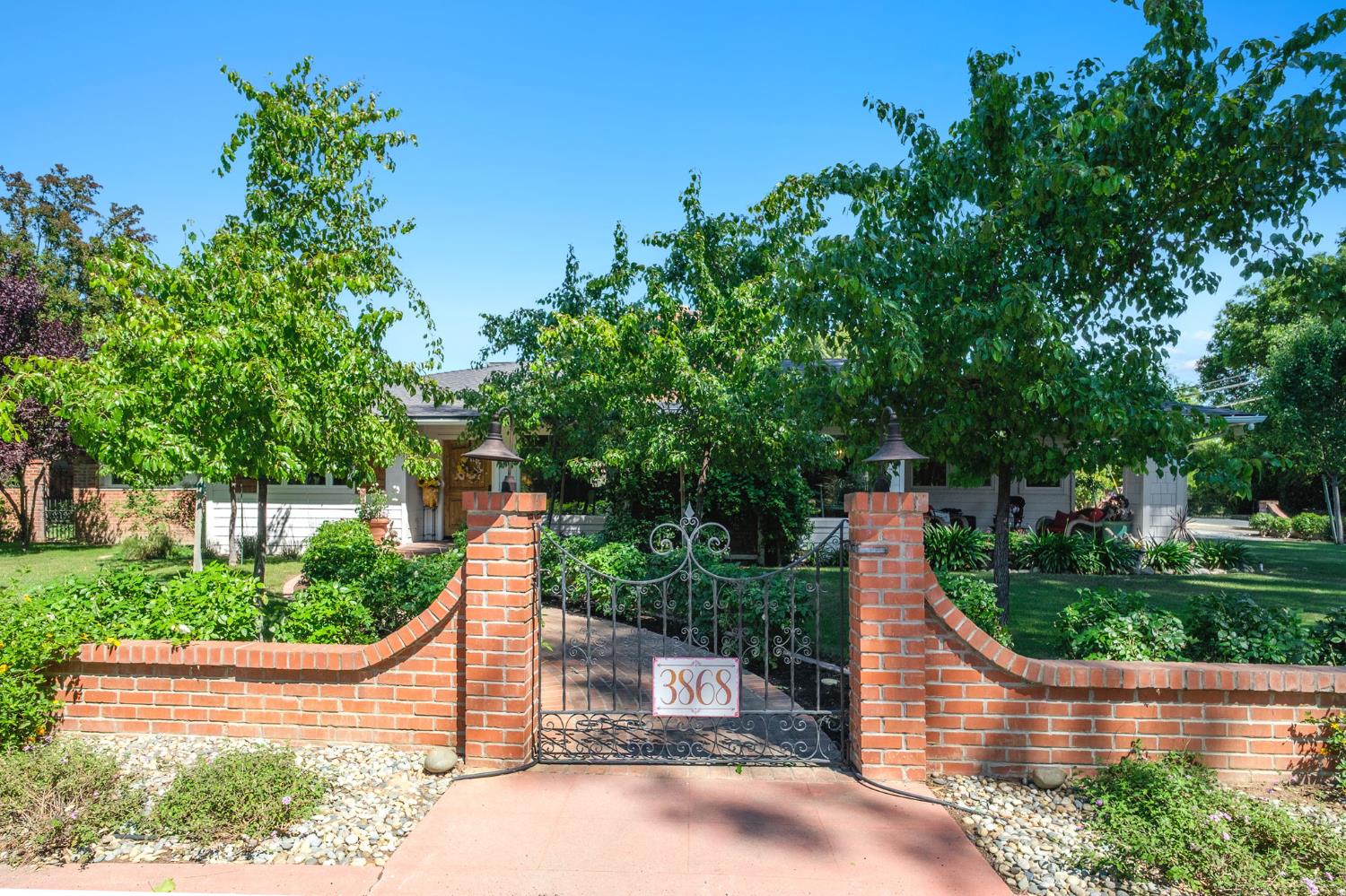 3868 N Van Ness Blvd