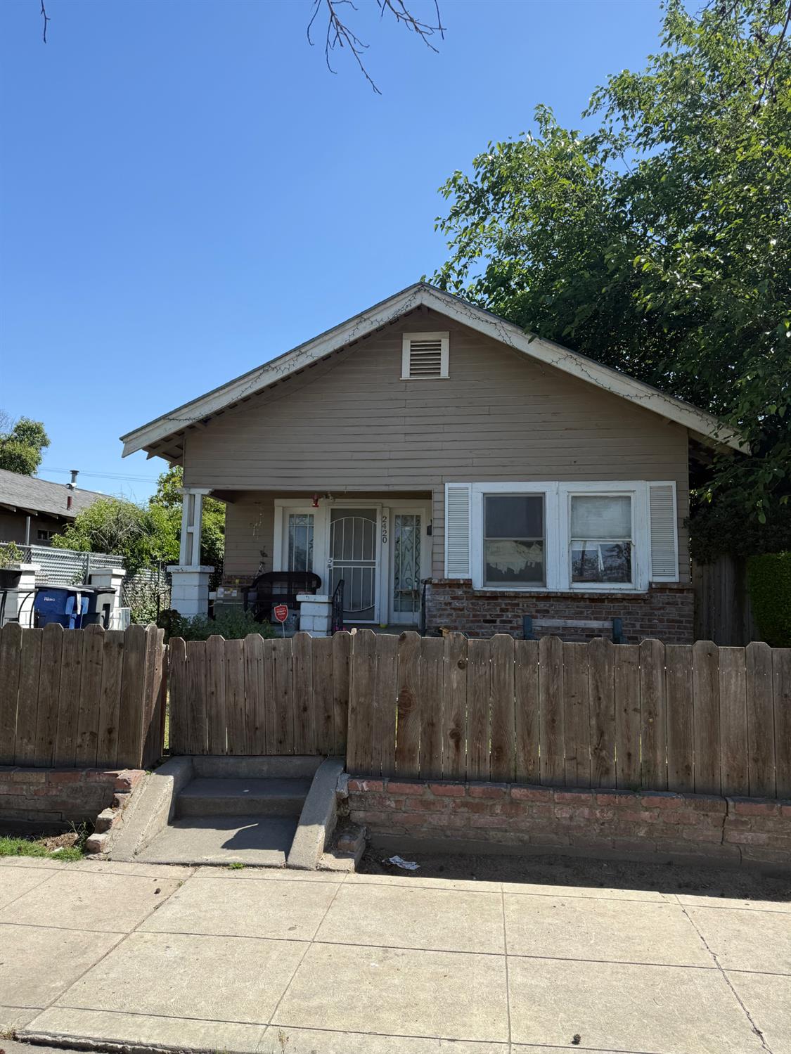 2420 E Clay Ave