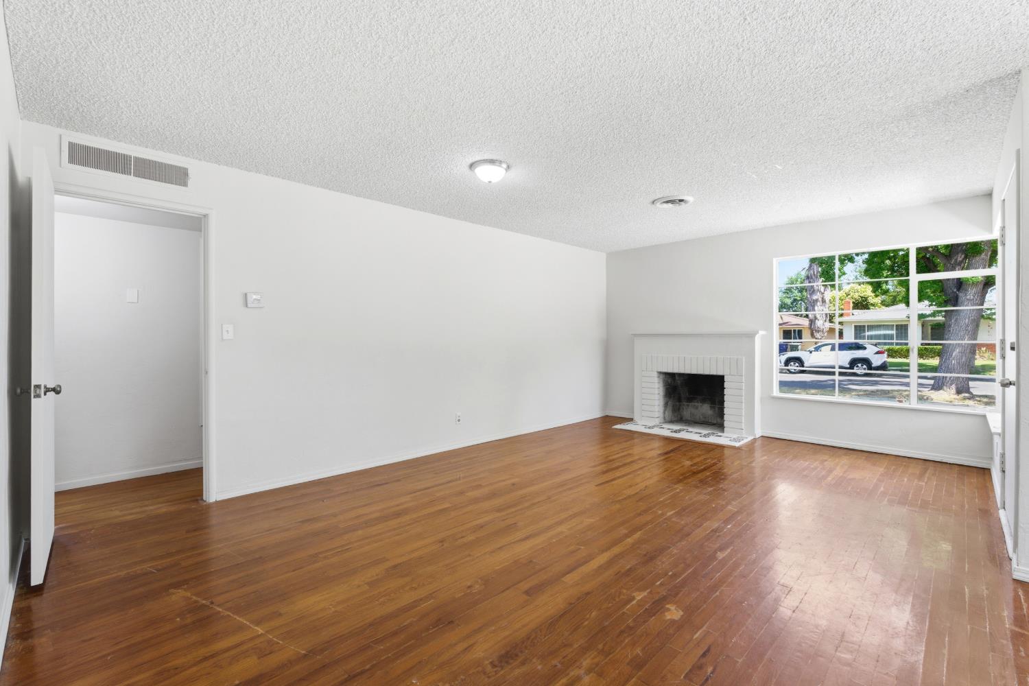 124 E Robinson Ave, Fresno, CA 93704