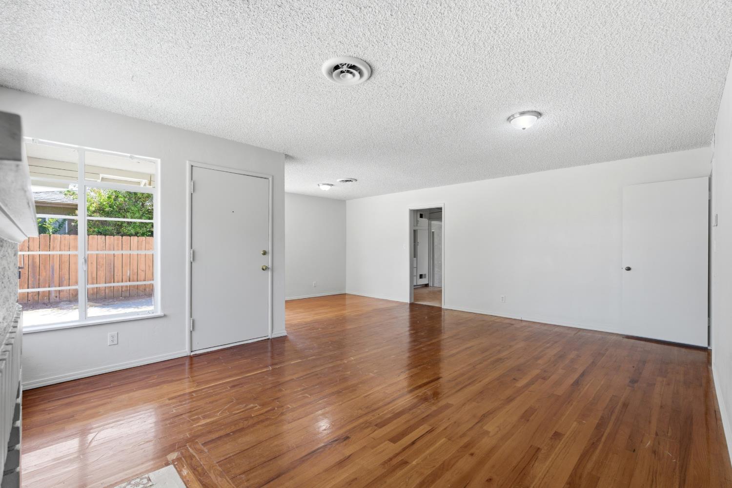 124 E Robinson Ave, Fresno, CA 93704