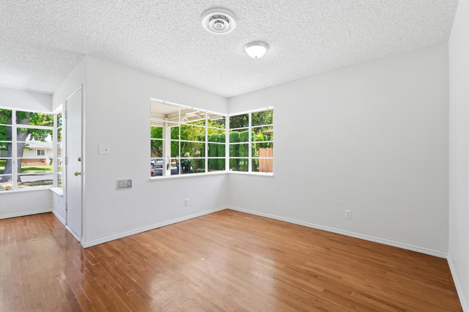 124 E Robinson Ave, Fresno, CA 93704