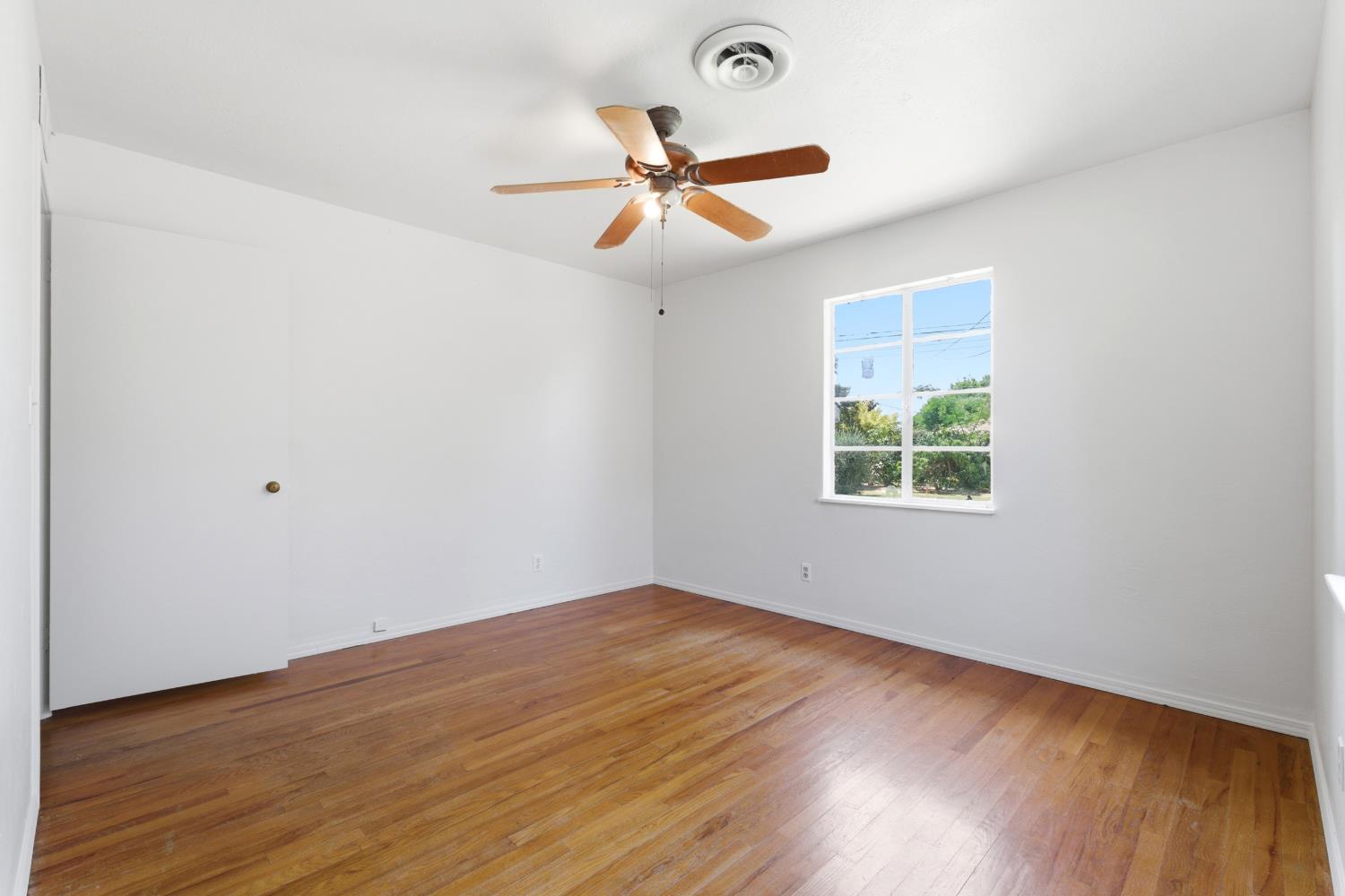 124 E Robinson Ave, Fresno, CA 93704