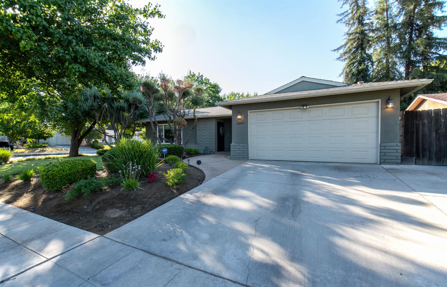 1293 W Dyer Ave