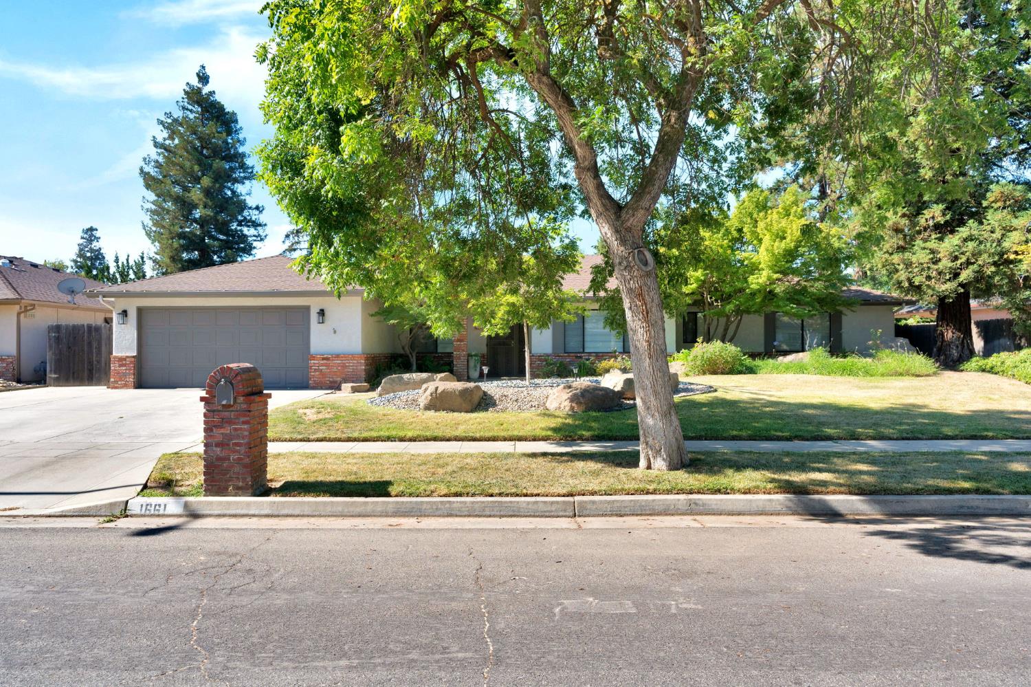 1661 E Fallbrook Ave
