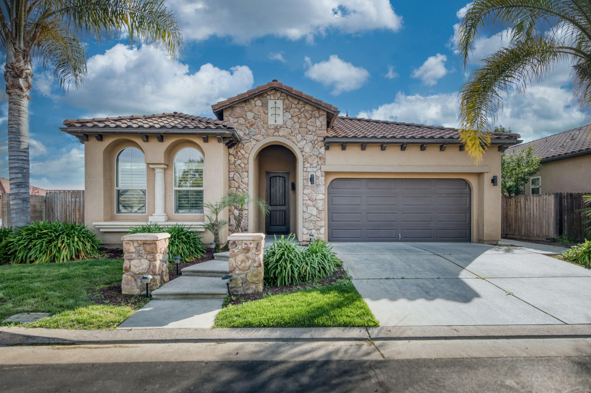 1563 E Via Mirasol Ln